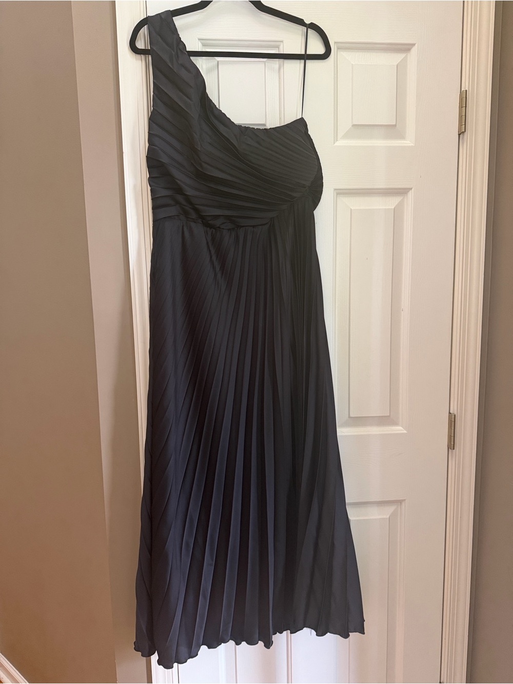 Abercrombie & Fitch One-Shoulder Black Pleated Midi Dress - Picture 3 of 3